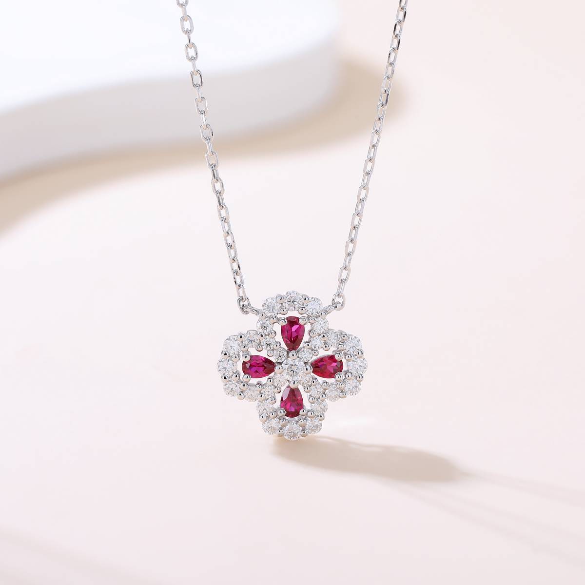 LCB5201款S925银镀18K白金培育红宝四叶草莫桑钻项链/ 彩宝1.2ct